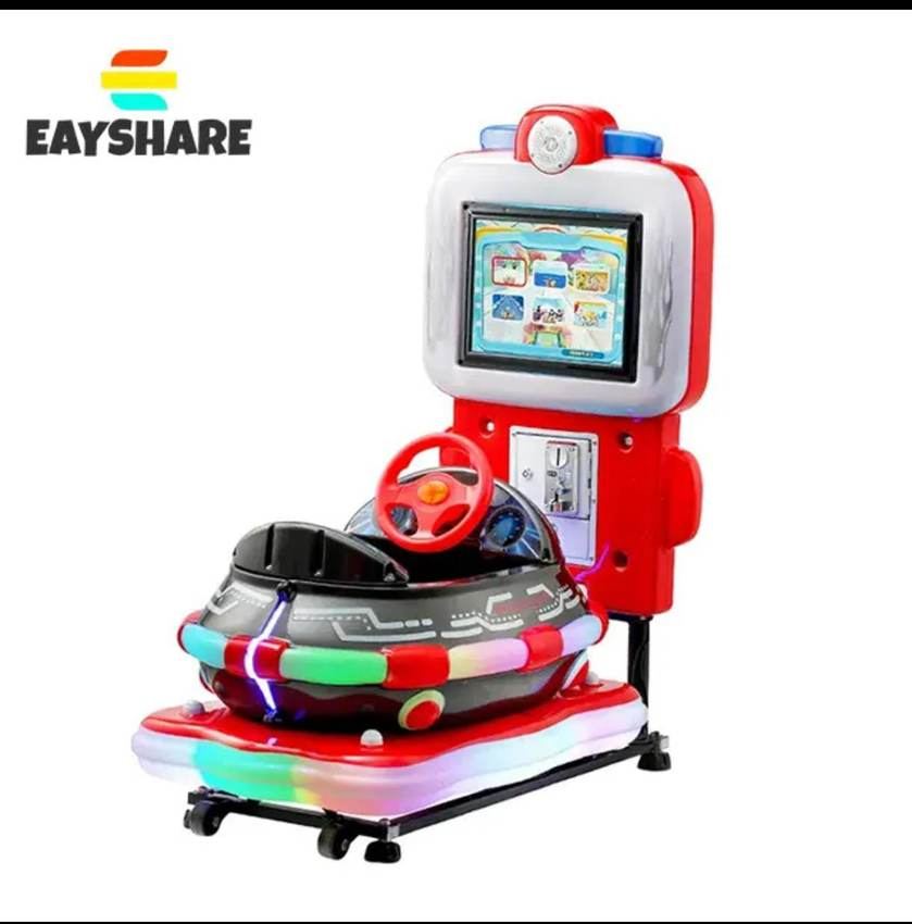 Simulador interactivo EAYSHARE con pantalla y volante